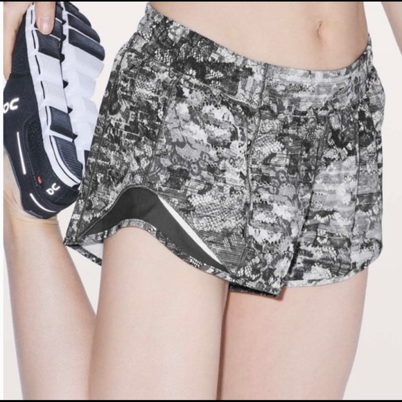 LIMITED EDITION Lululemon Hottie Hot Shorts 2.5 - Picture 1 of 4